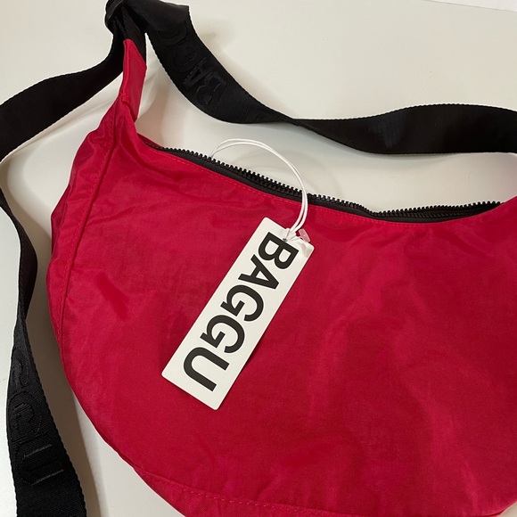 NWT BAGGU Medium Nylon Crescent Bag - Candy Apple - Picture 4 of 13